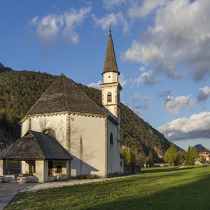 Foto 2 di Die Kirche sankt Gotthard in Bagni di Lusnizza