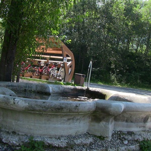 Foto 1 di Trinkbrunnen auf Ebene von Fusine