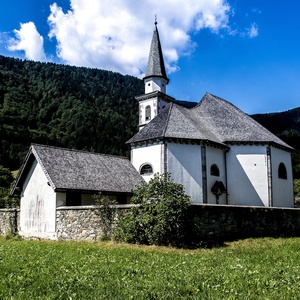 Foto 1 di Die Kirche sankt Gotthard in Bagni di Lusnizza